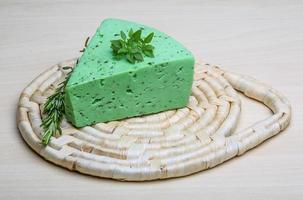 fromage pesto vert et feuilles de basilic photo