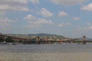 panorama de la ville de budapest avec le danube photo