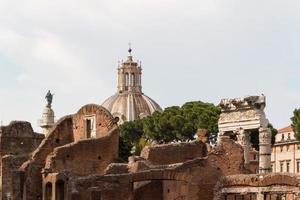 ruines de construction et colonnes antiques à rome, italie photo