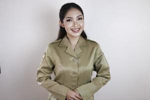 portrait d'une femme asiatique portant un uniforme marron souriant à la caméra. Uniforme des employés du gouvernement indonésien. photo