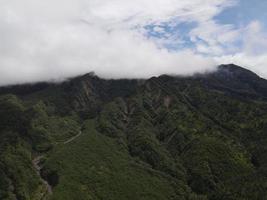 vue aérienne de voler dans une forêt tropicale, une montagne et une vallée en indonésie. photo