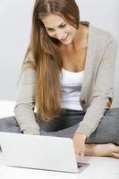femme travaillant sur un ordinateur portable