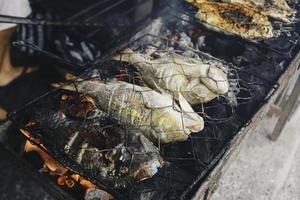 poisson grillé au charbon de bois à vendre au marché de l'alimentation de rue ou au restaurant en indonésie photo