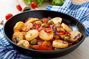 pomme de terre au four avec des légumes dans une poêle photo