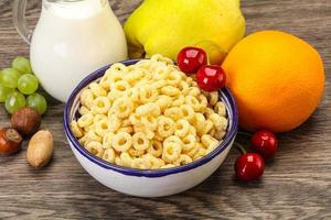 petit déjeuner avec anneaux de maïs et lait photo