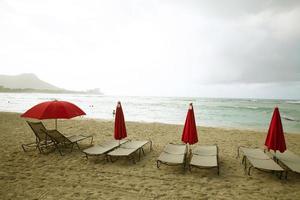 chaises longues à waikiki beach photo