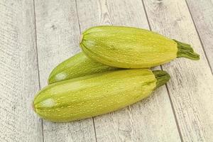 jeunes courgettes savoureuses à bord photo