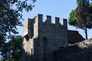 vieux mur et tour de la ville de barcelone photo