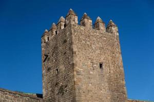 vieux mur et tour de la ville de barcelone photo