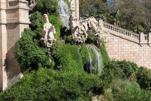 fontaine du lac du parc de la ciudadela de barcelone avec quadrige doré d'aurore photo