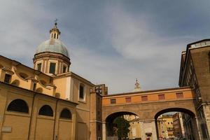 grande église au centre de rome, italie. photo