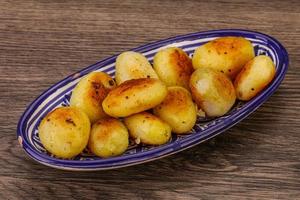 pommes de terre grelots rôties dans le bol photo