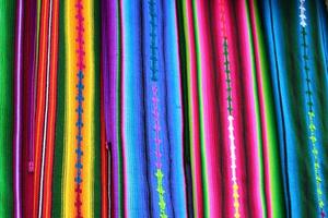 Textiles mayas du Guatemala colorés au marché d'Antigua