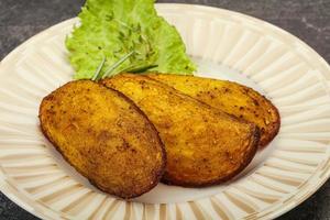 pomme de terre au four avec herbes et épices photo