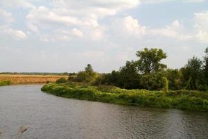 vue sur la belle rivière et la forêt photo