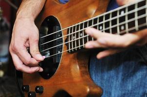 un groupe de musique s'entraîne dans un garage photo