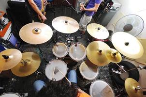 un groupe de musique s'entraîne dans un garage photo