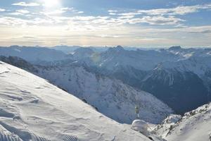 vue panoramique sur les montagnes d'hiver photo