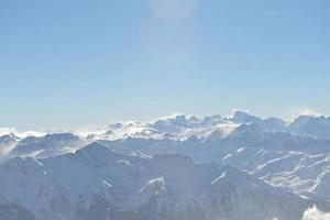 vue panoramique sur les montagnes d'hiver photo