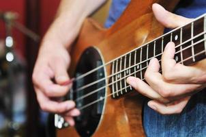 un groupe de musique s'entraîne dans un garage photo