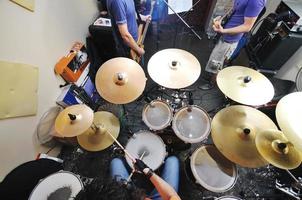 un groupe de musique s'entraîne dans un garage photo