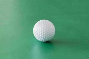 balle de golf sur le fond vert photo
