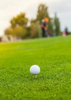 balle de golf sur la pelouse verte photo