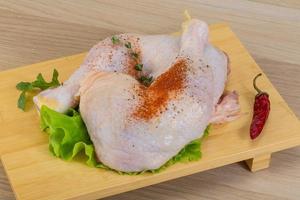 cuisse de poulet cru photo