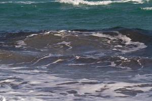 vagues de la mer sur la mer méditerranée photo