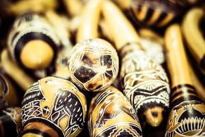 Maracas péruviens faits à la main sur le marché local photo