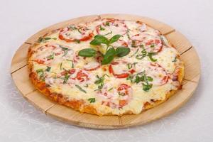 pizza aux tomates et au fromage photo