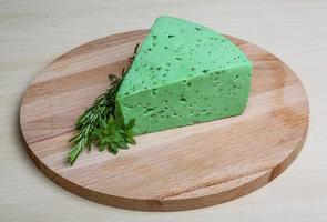 fromage pesto vert et feuilles de basilic photo