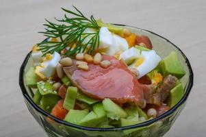 salade de saumon et d'avocat photo