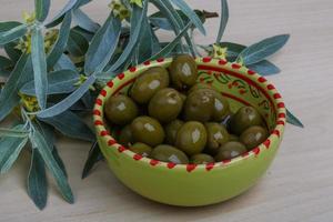 olives vertes dans le bol photo