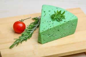 fromage pesto vert et feuilles de basilic photo