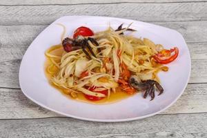 salade de mangue verte aux fruits de mer photo