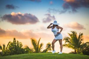 fille posant sur le terrain de golf au tropical resort photo