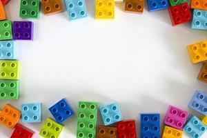 blocs de construction en plastique colorés avec fond vide photo