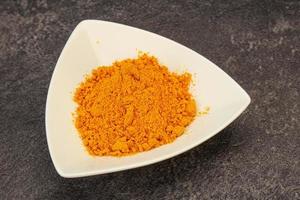 poudre de curcuma dans le bol photo