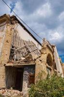 bâtiments abandonnés et végétation sauvage dans la ville fantôme de varosha famagouste, chypre photo