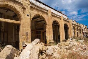 bâtiments abandonnés et végétation sauvage dans la ville fantôme de varosha famagouste, chypre photo