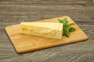 fromage parmesan dur servi basilic photo