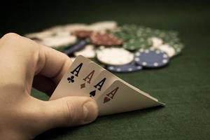 cartes et pile de jetons de poker photo