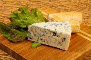 fromage bleu avec des feuilles de salade photo