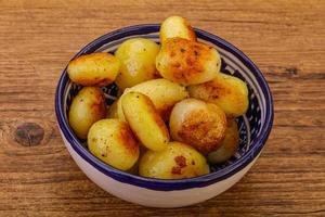 pommes de terre grelots rôties dans le bol photo