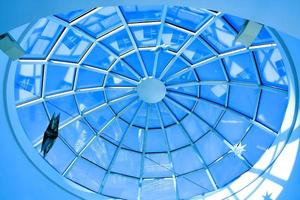 plafond géométrique bleu abstrait photo