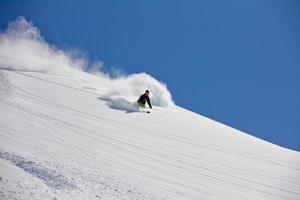 skieur en poudreuse profonde, freeride extrême photo