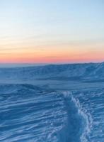 station de ski dans les montagnes d'hiver photo