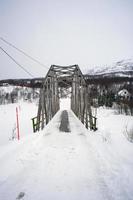 pont sur une rivière gelée dans le nord de la norvège photo