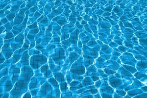 fond de l'eau bleue de la piscine photo